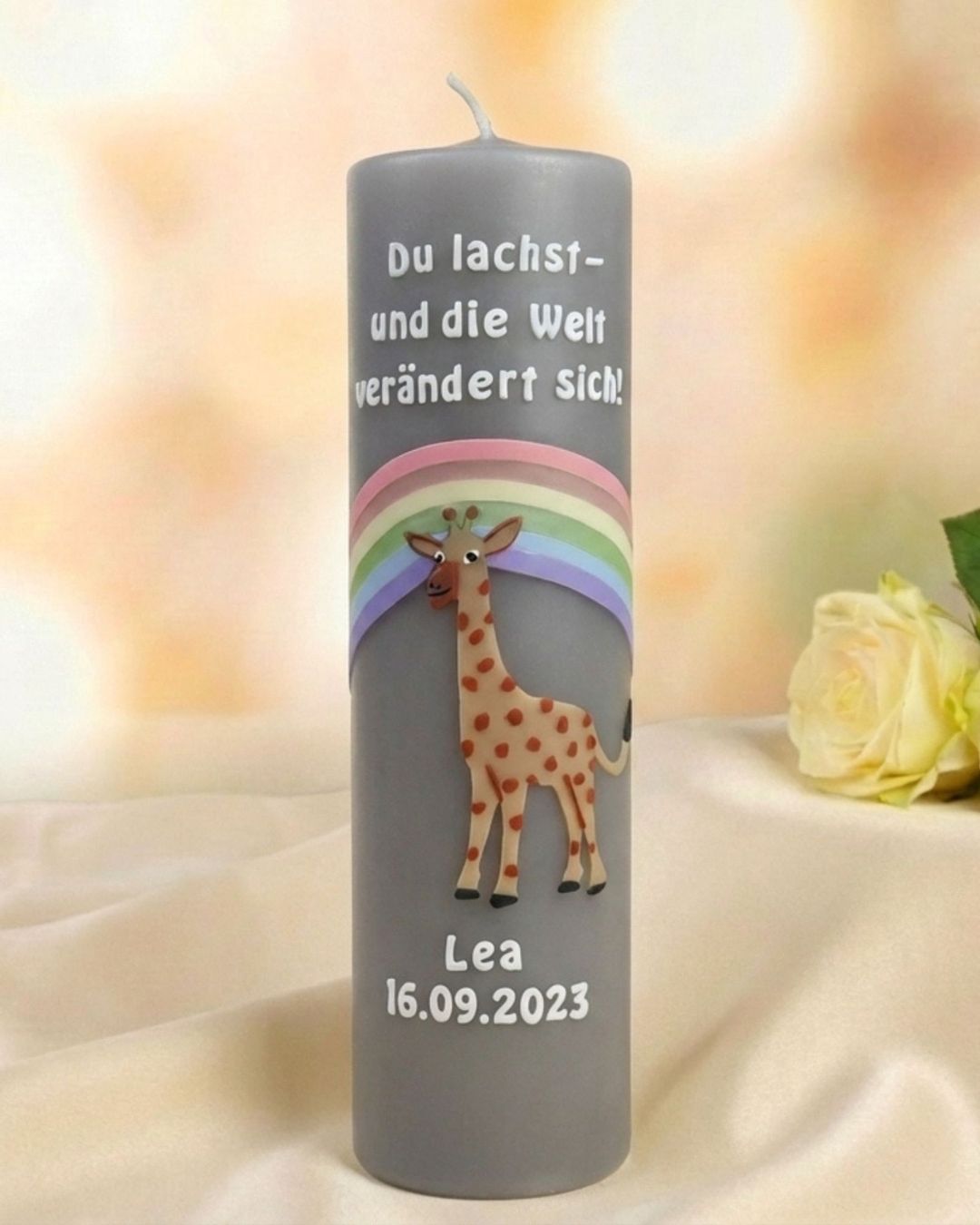Taufkerze mit Taufspruch in Echtwachsbuchstaben auf der Vorderseite