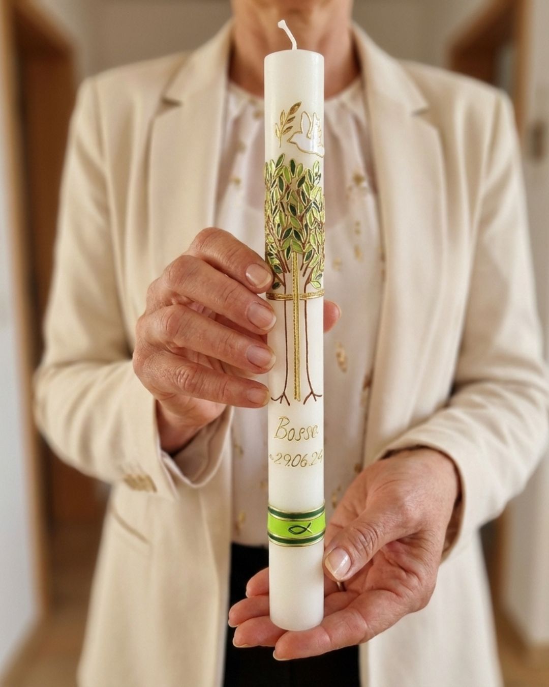 Bienenwachs-Taufkerze mit Lebensbaum, Taube und Olivenzweig, handgefertigt und personalisiert