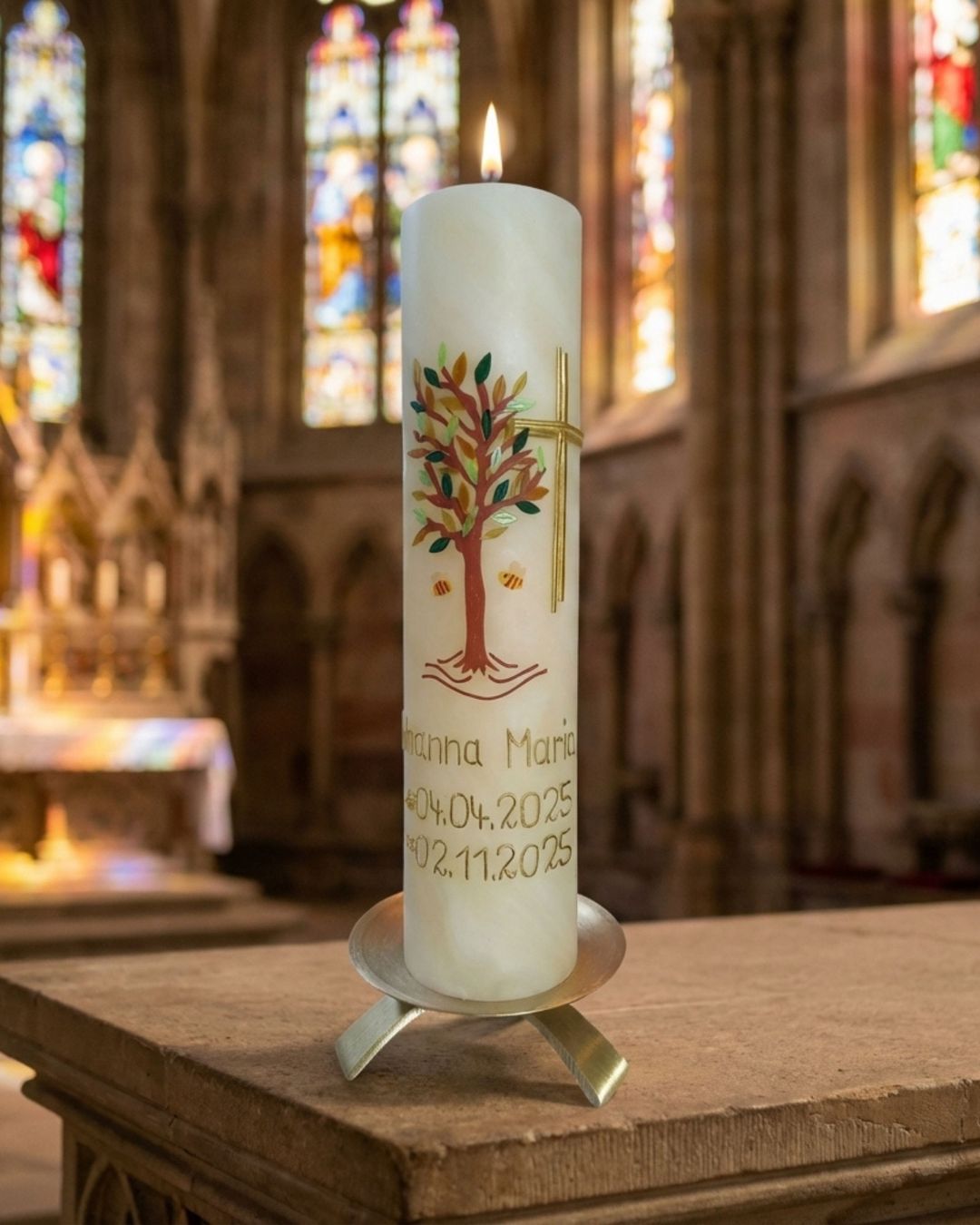 Bienenwachs-Taufkerze mit Lebensbaum und Kreuz, personalisiert mit Name und Datum in einer Kirche