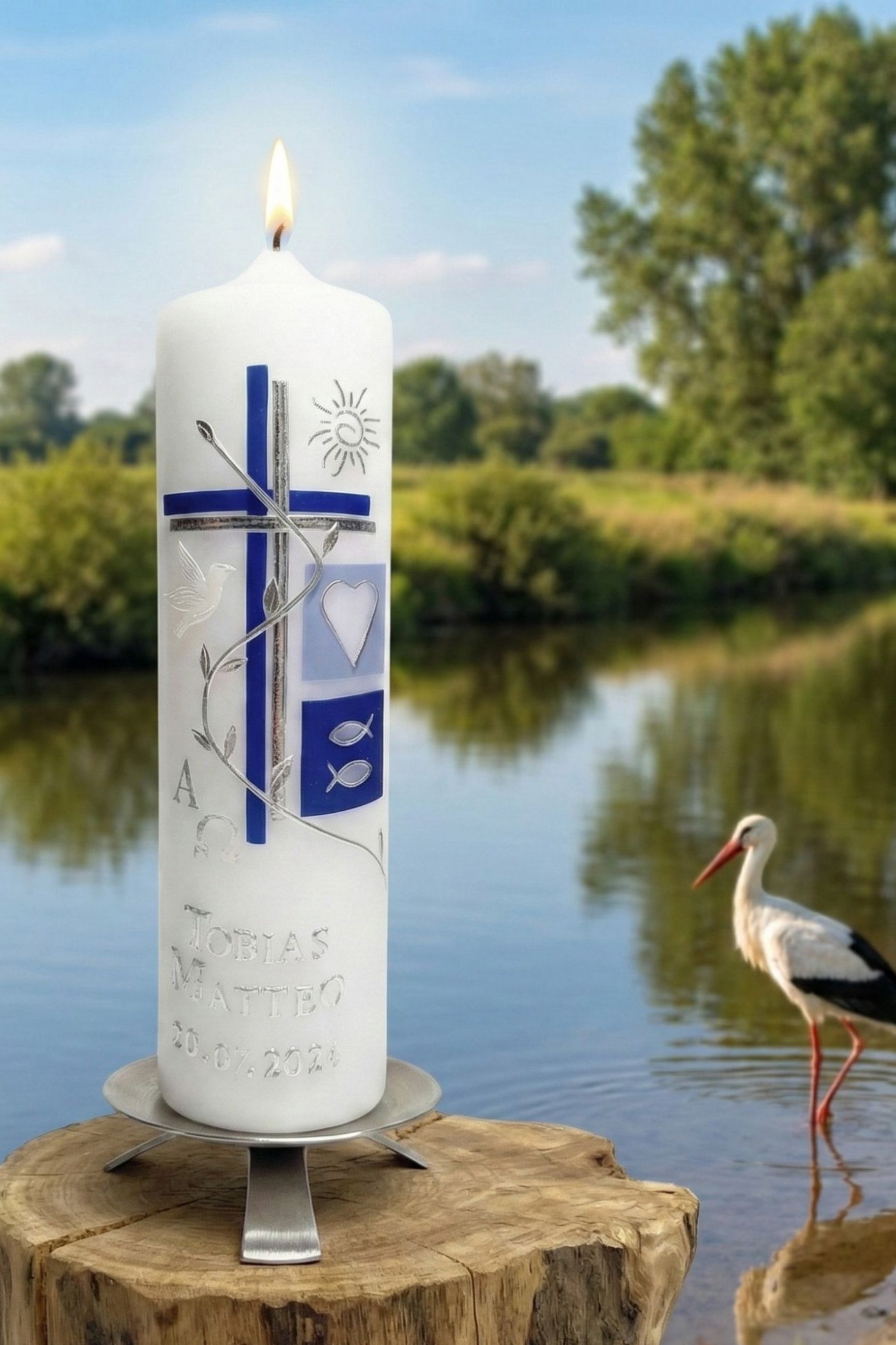 Moderne Taufkerze mit Kreuz, Blumenranke & Sonne blau/silber