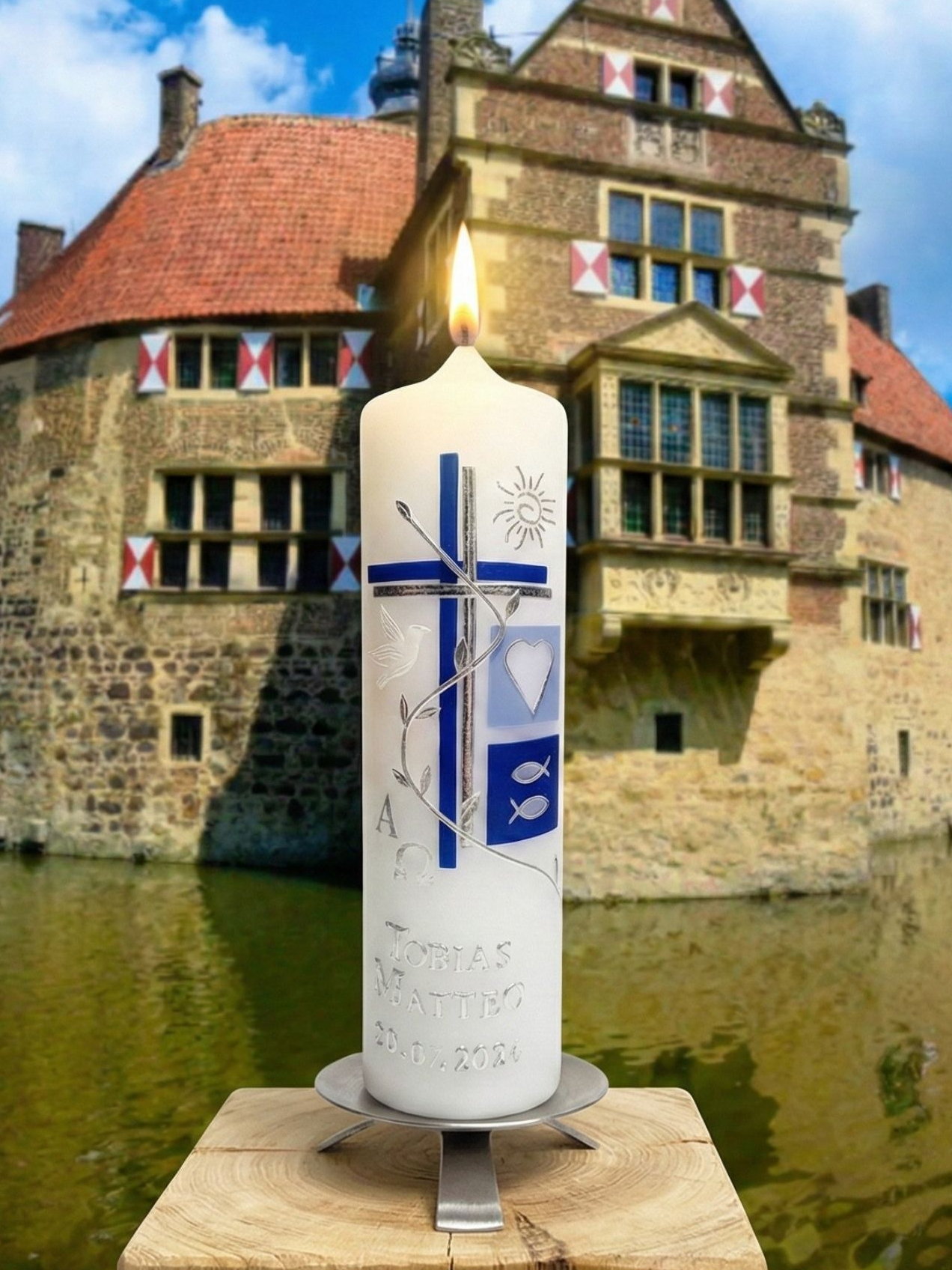 Moderne Taufkerze mit Kreuz, Blumenranke & Sonne blau/silber