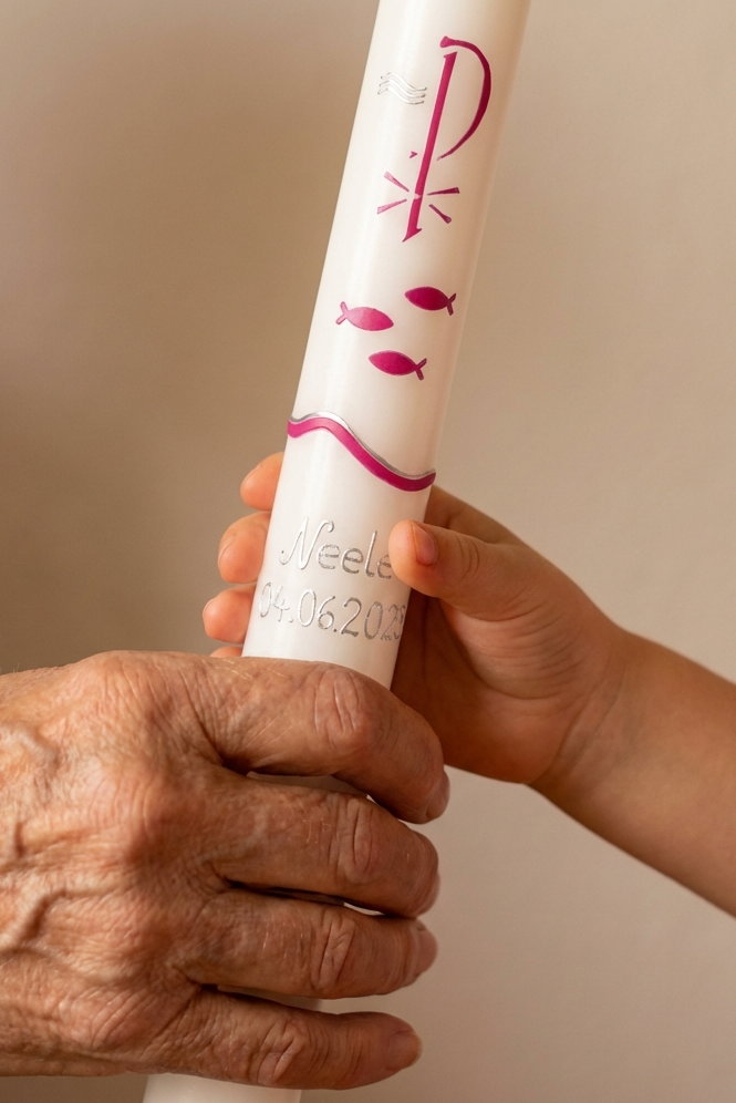 "Taufkerze mit Pax, Fischen & Weihwasser – mit Schriftzug ""Zur Taufe"""