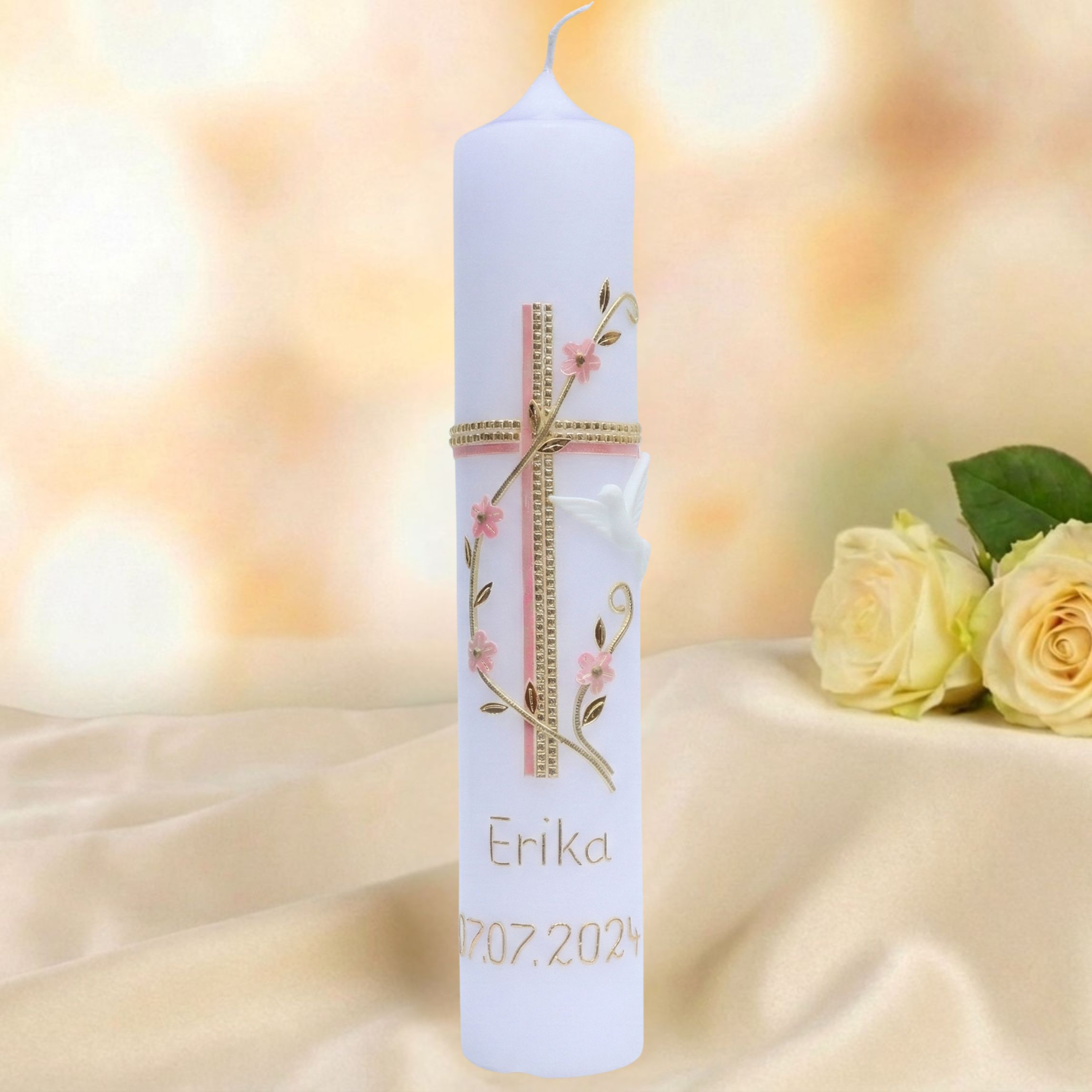 Weiße Taufkerze mit Blumenranke, Taube & zweifarbigem Kreuz