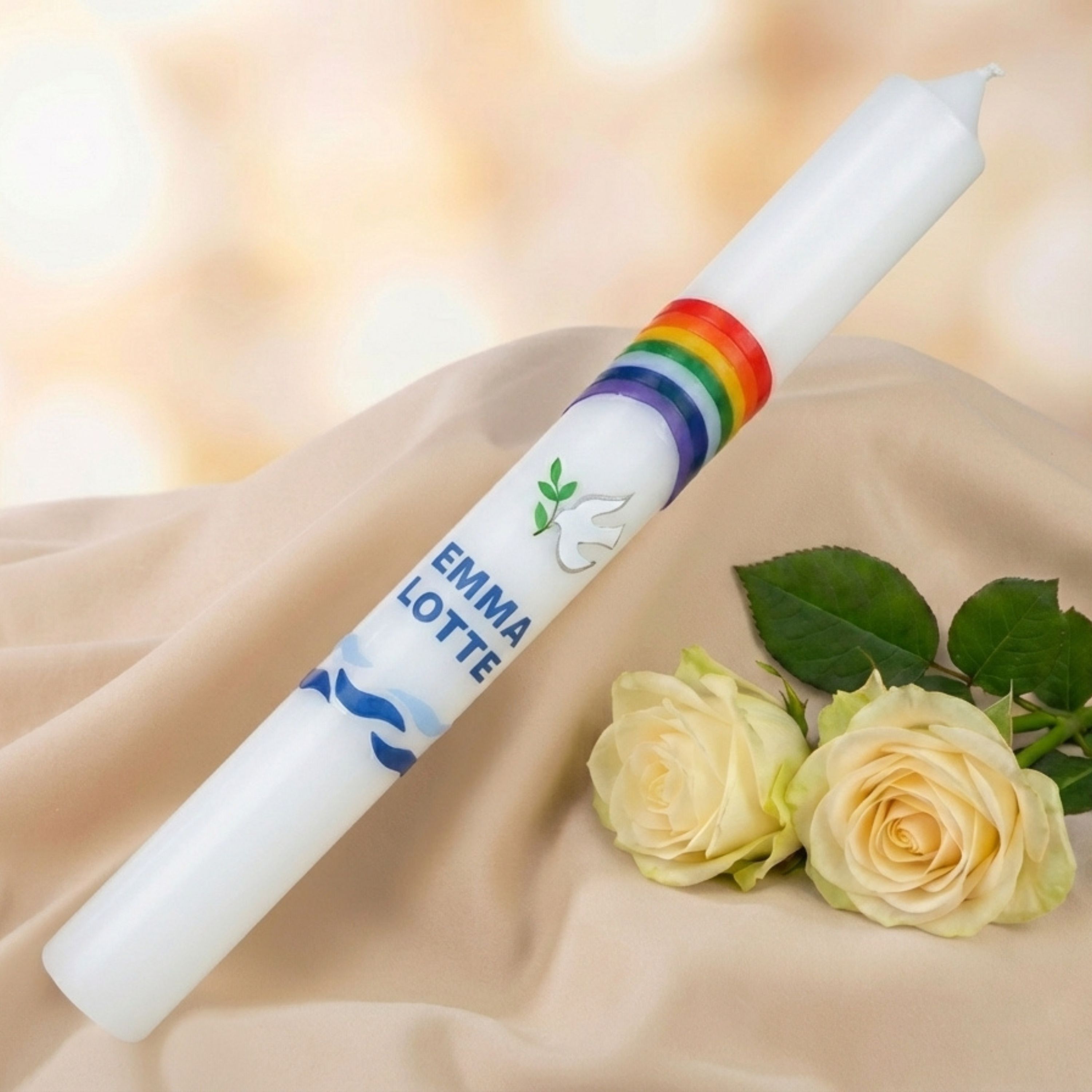 Taufkerze Regenbogen & Taube – handverziert