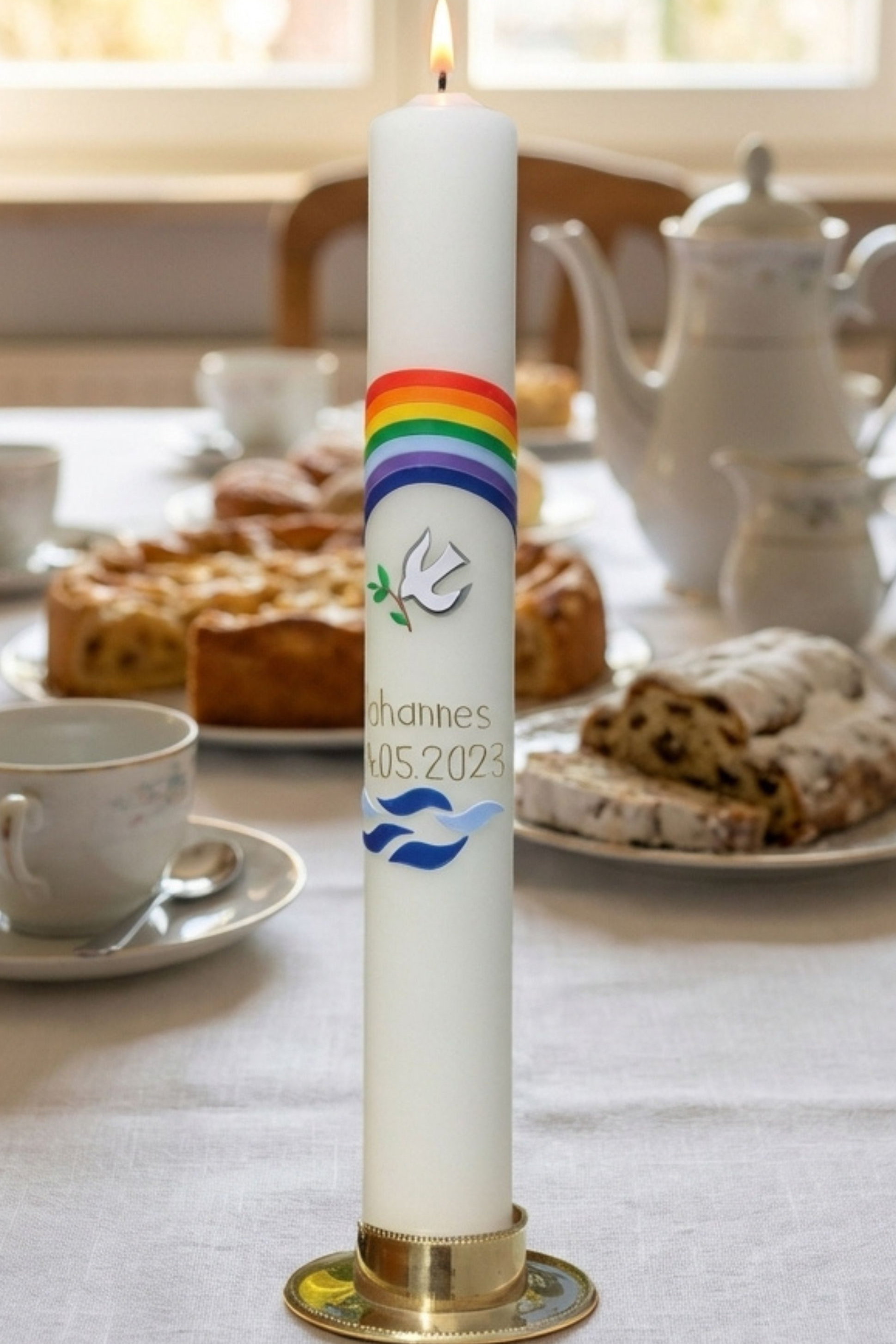 Taufkerze Regenbogen & Taube – handverziert