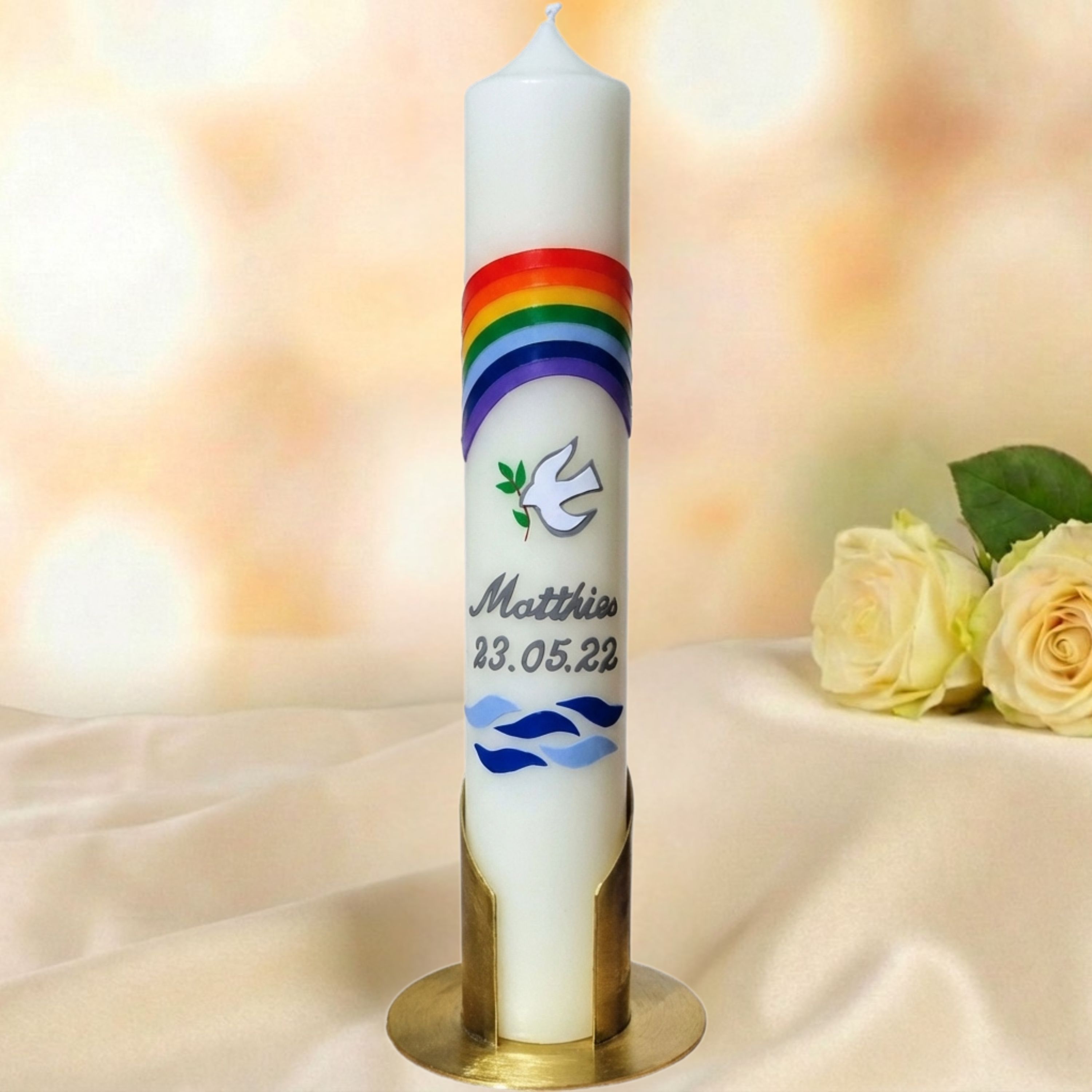 Taufkerze Regenbogen & Taube – handverziert
