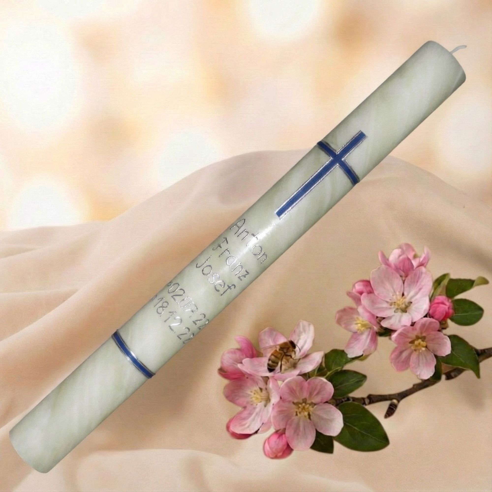 Taufkerze Bienenwachs mit blau-silbernem Kreuz