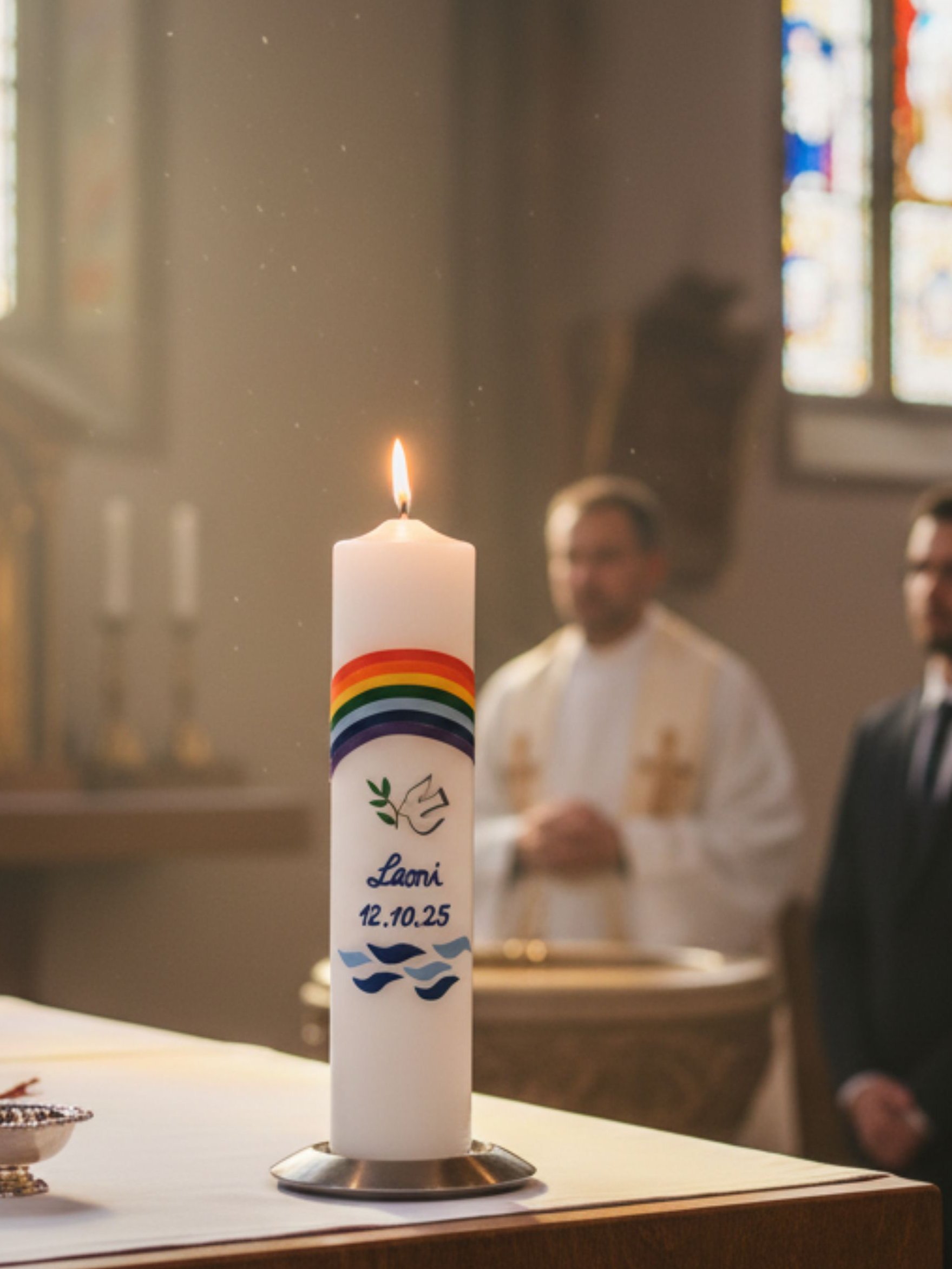 Taufkerze mit Regenbogen, Taube und Wellen, Stumpenkerze, personalisierbar mit Namen und Datum