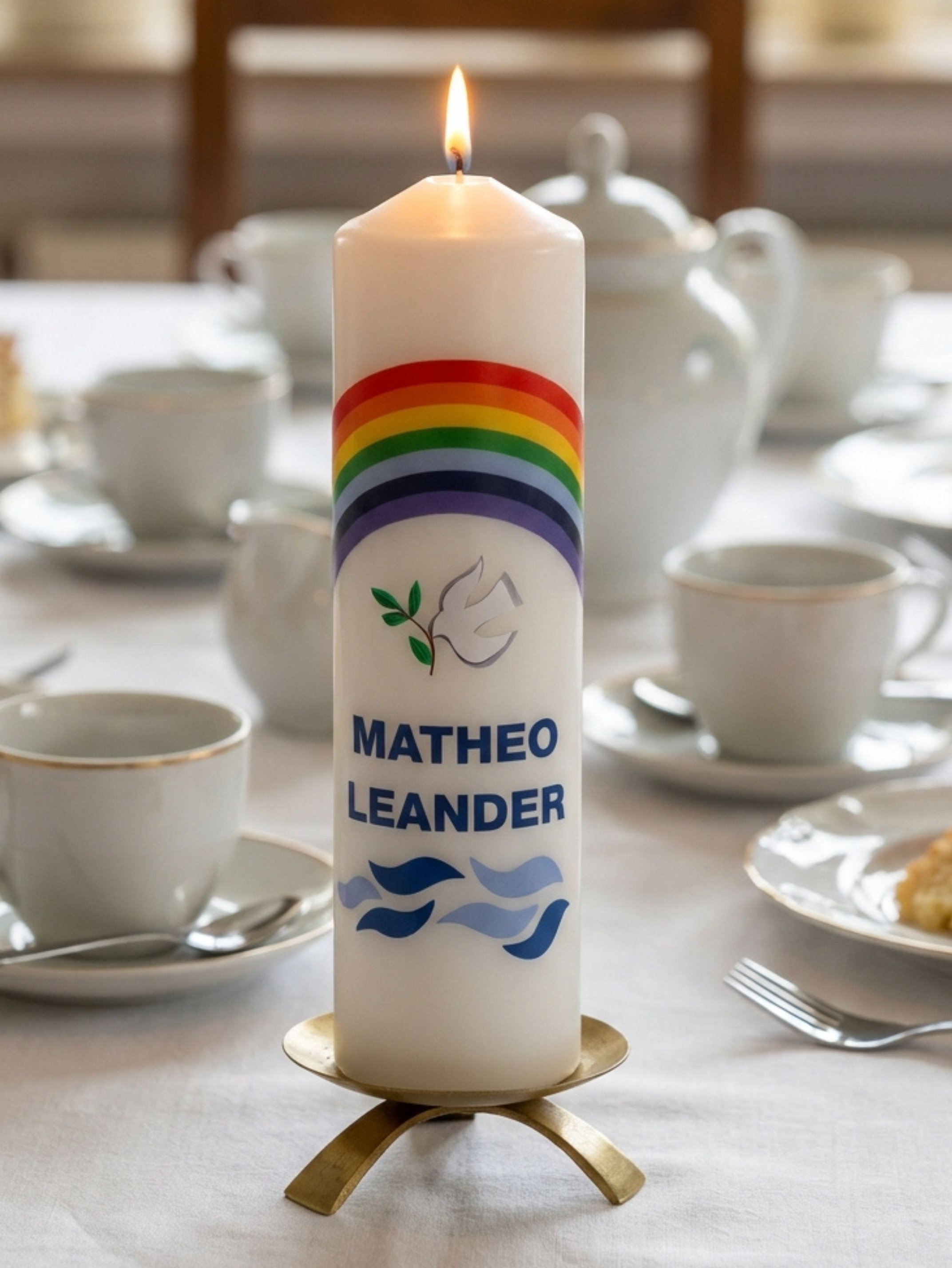 Taufkerze mit Regenbogen, Taube und Wellen, Stumpenkerze, personalisierbar mit Namen und Datum