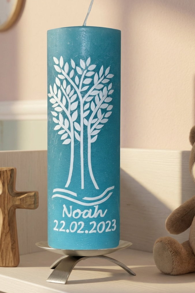 Rustic Taufkerze hellblau mit weißem Lebensbaum