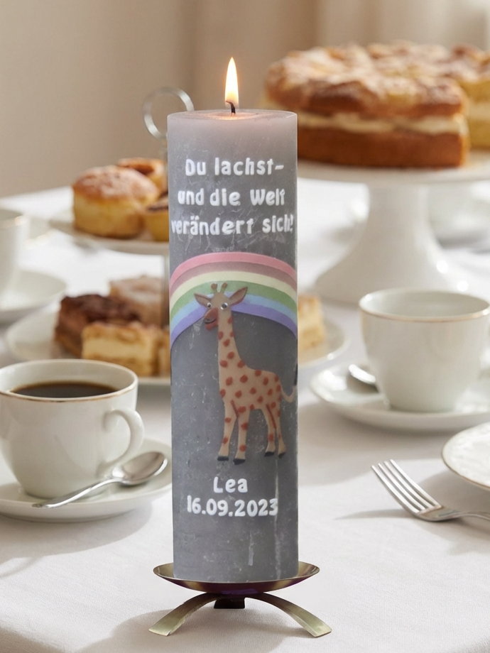 Rustik Taufkerze Lea hellgrau mit pastellfarbigem Regenbogen und Giraffe