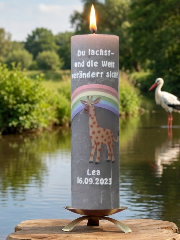 Rustik Taufkerze Lea hellgrau mit pastellfarbigem Regenbogen und Giraffe