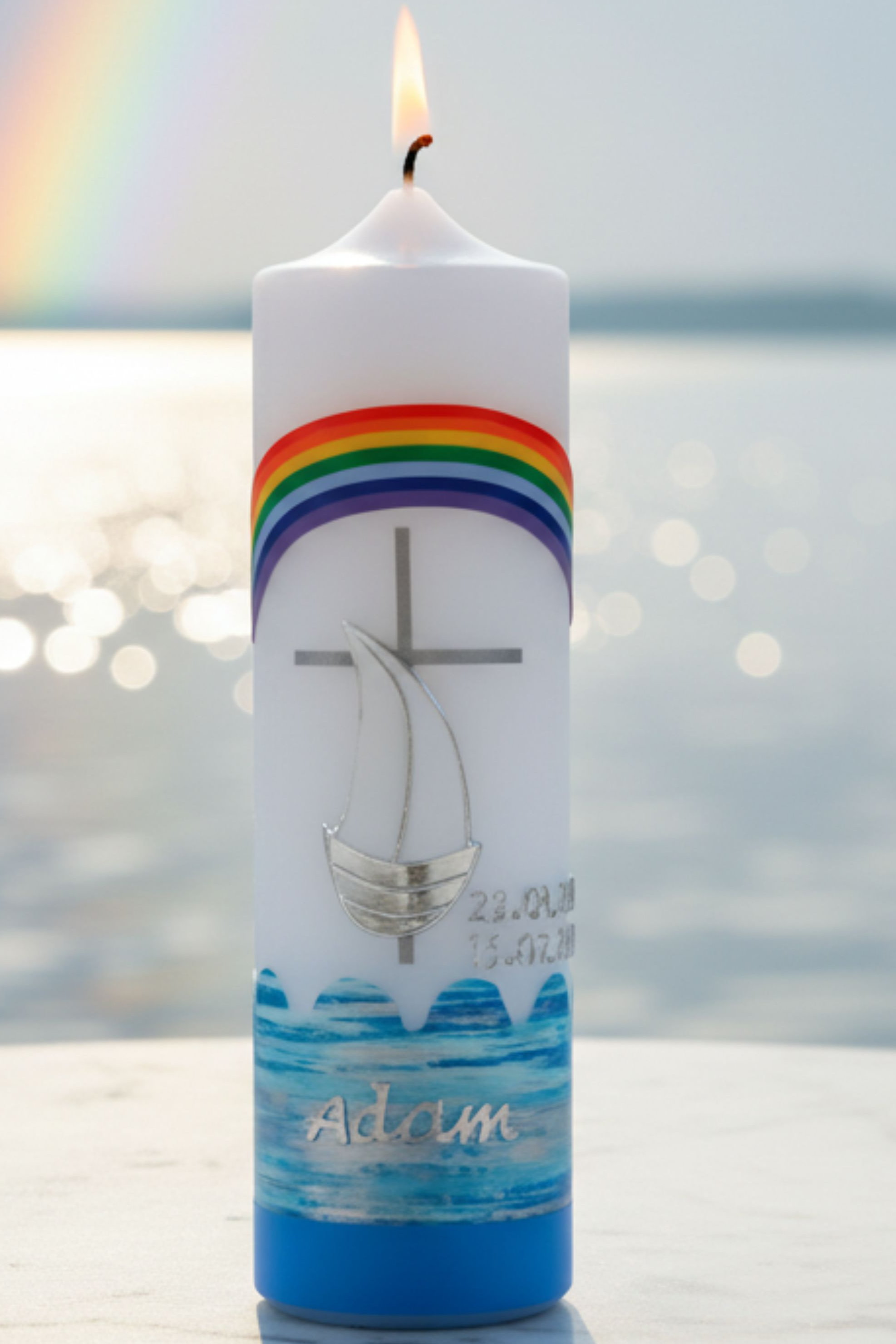 Taufkerze mit Regenbogen, Kreuz, Segelschiff & Ozean