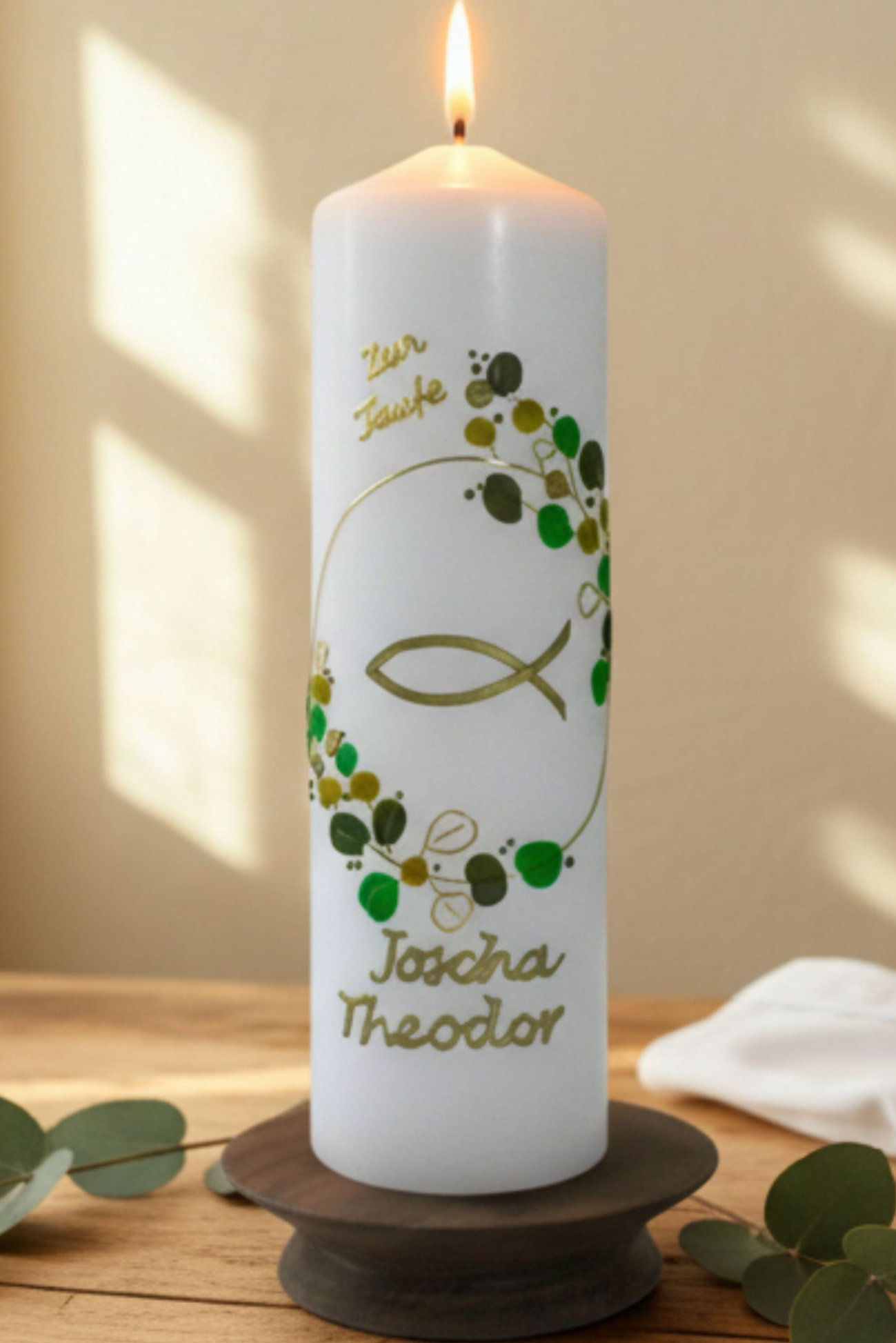 Handgefertigte Taufkerze mit goldenen Akzenten, Fischsymbol und Blätterkranz