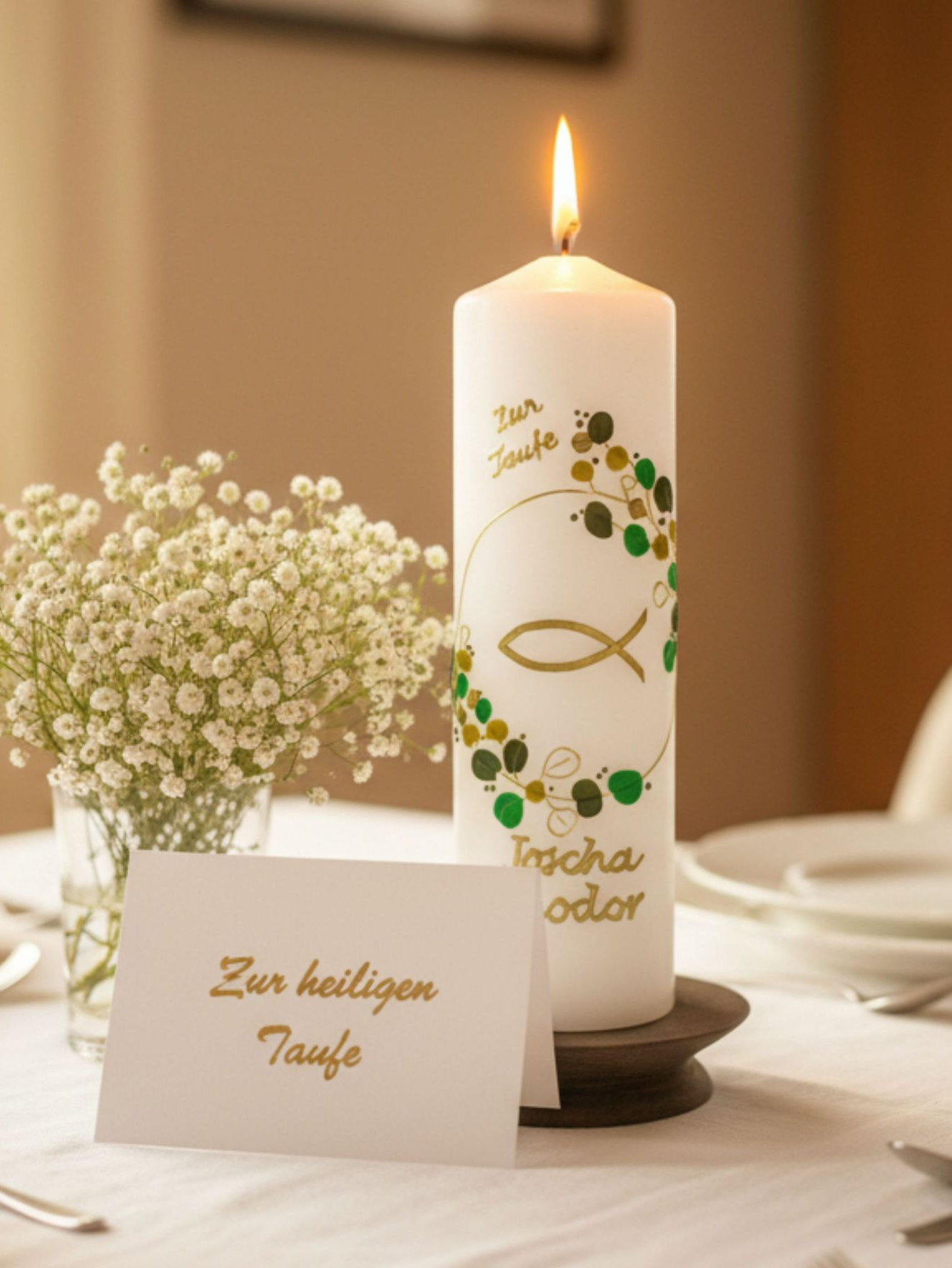 Handgefertigte Taufkerze mit goldenen Akzenten, Fischsymbol und Blätterkranz